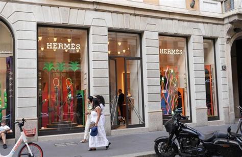 Milano, furto da Hermès: rubate 90mila euro di borse 